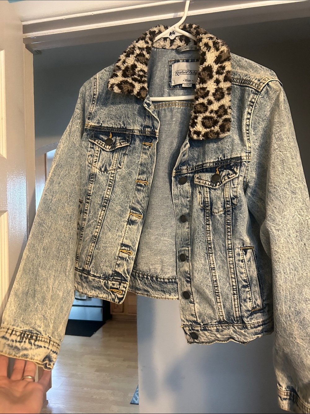 Light Acid Wash Denim Jacket with Leopard Faux Fur 100%cotton